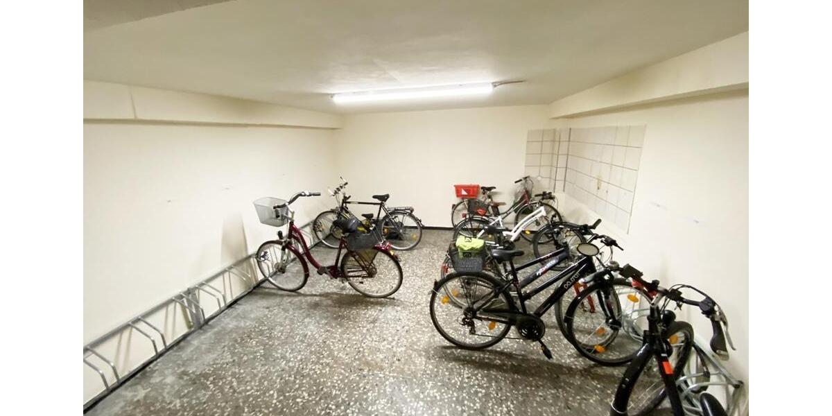 Hier wird kernsaniert - inkl. Fahrradkeller + PKW-Stellplatz + Gartennutzung 3.5 zimmer