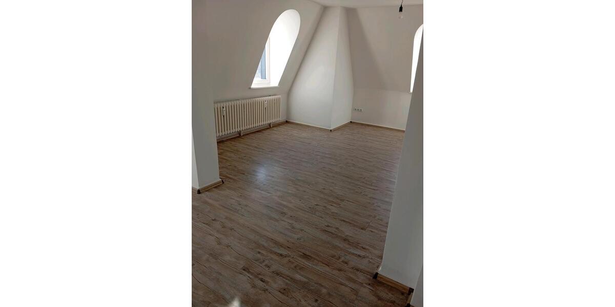Dachgeschoßwohnung Duisburg Mittelmeiderich - 5 Zimmer, 140 m&sup2;, 1.100&euro; | Angebot:25174363