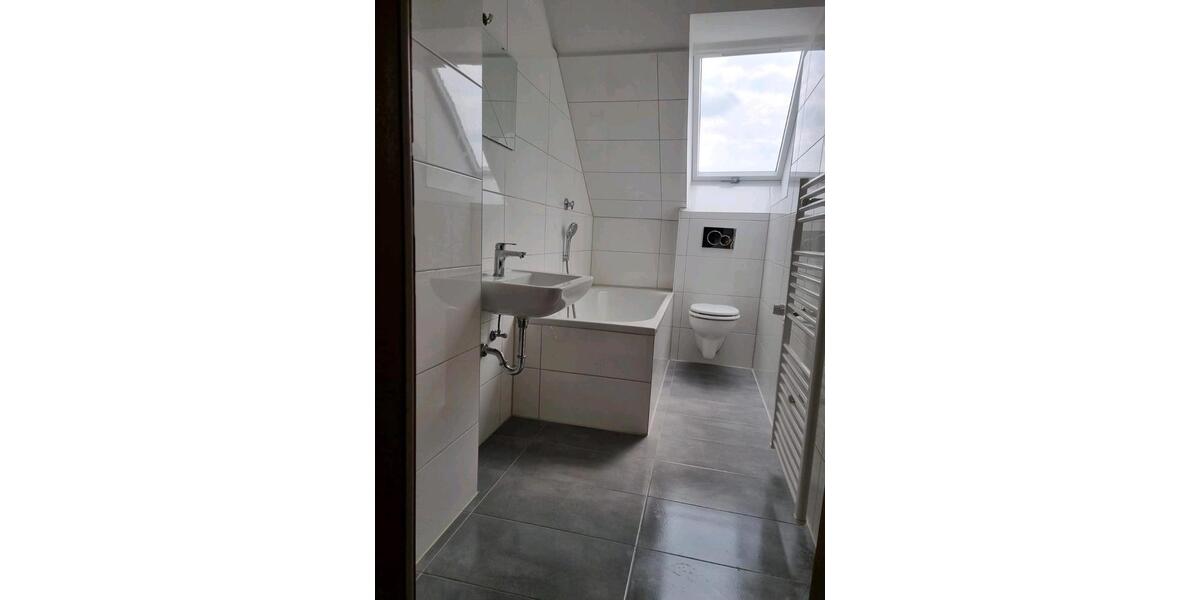 renovierte 3,5 Zimmer DG-Wohnung zur Miete in Kirchlinde (44379) 3 zimmer