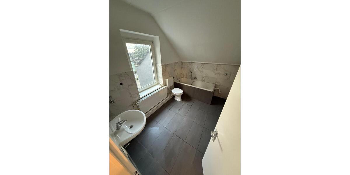 4 Zimmer Dachgeschosswohnung 75qm *frisch renoviert* 4 zimmer