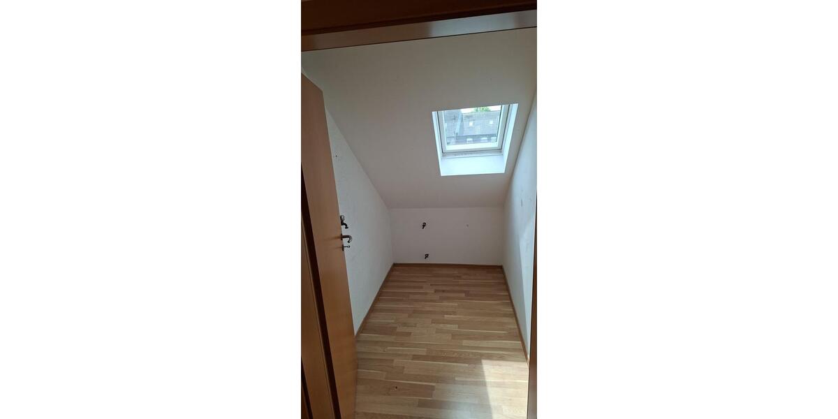 Dachgeschoßwohnung Bochum Günnigfeld - 2.5 Zimmer, 100 m&sup2;, 730&euro; | Angebot:26621352