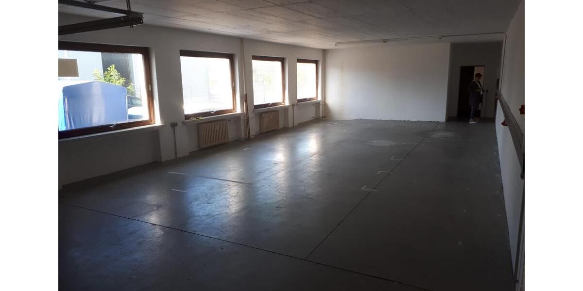 Halle mit Büro zimmer