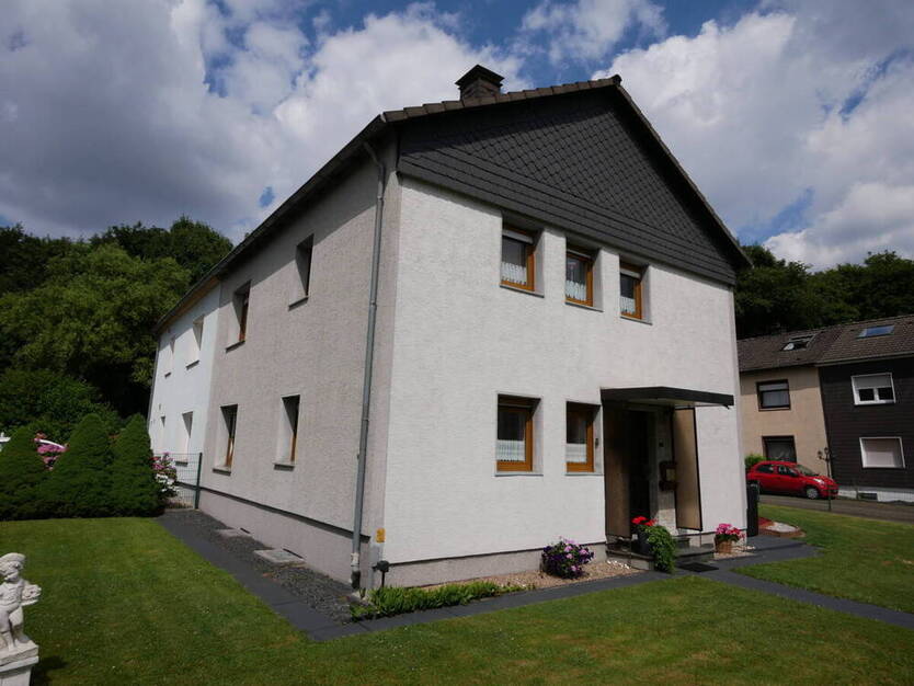 Zweifamilienhaus mit Potenzial: Großzügiger Garten und zwei Garagen - ideal auch als Einfamilienhaus