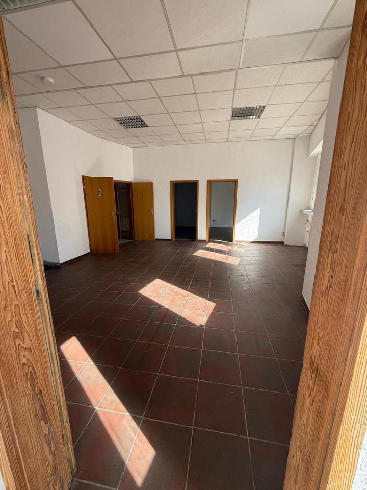 Helle Bürofläche im EG zu vermieten zimmer