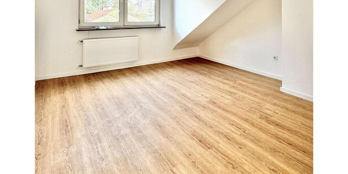 Sanierte 3 Zimmer-Dachgeschosswohnung wartet auf neue Mieter 3 zimmer