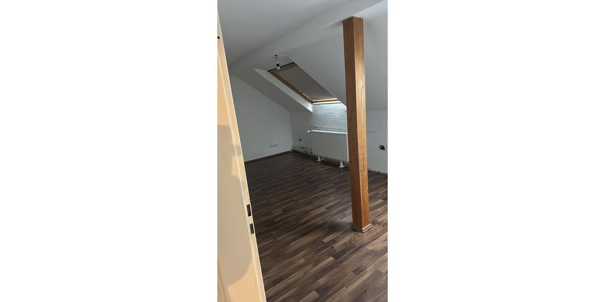 Zentrale Dachgeschoss Wohnung zu Vermieten-WG geeignet 3 zimmer