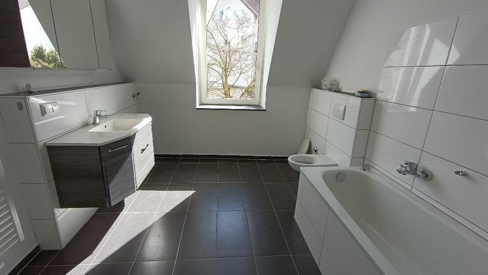 Dachgeschoßwohnung Wuppertal Gemarkung Langerfeld - 4 Zimmer, 100 m&sup2;, 1.000&euro; | Angebot:26324943