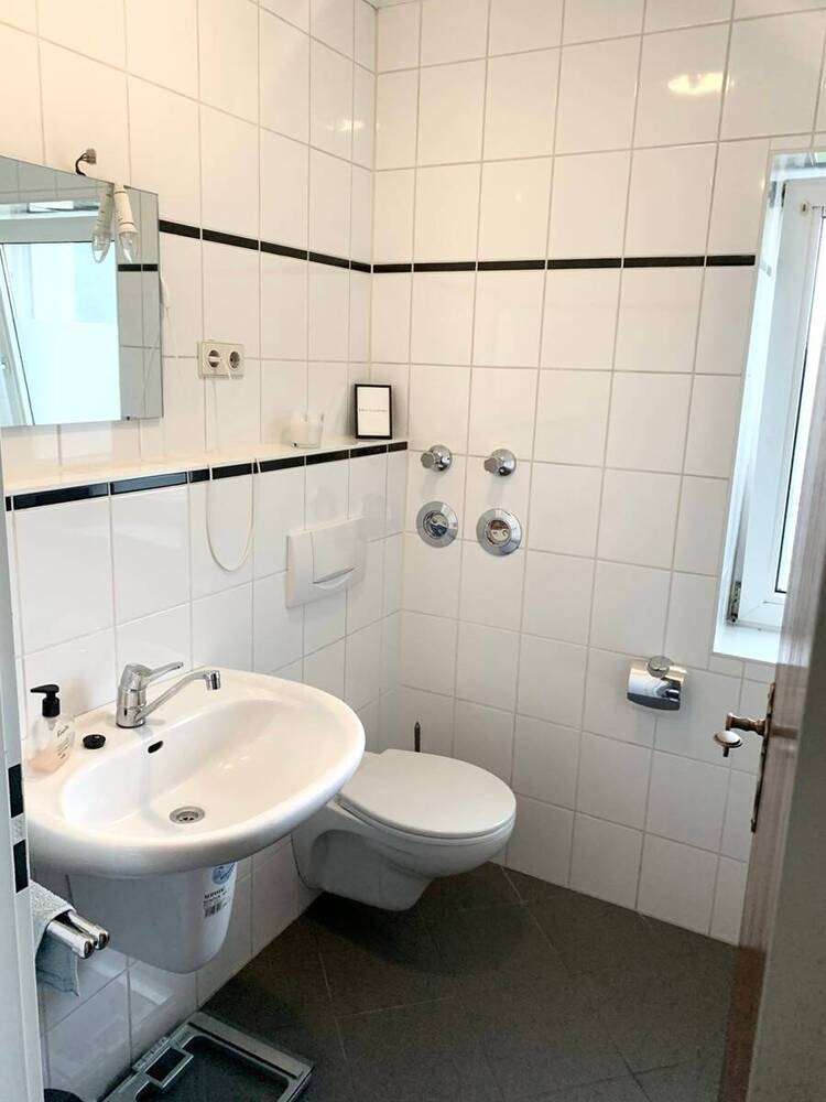 In 2000 kernsaniertes Mehrparteienhaus mit schönem Gartengrundstück in Recklinghausen- Grullbad.