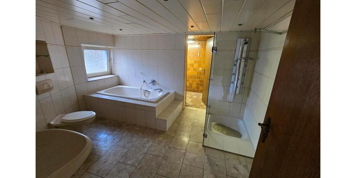 Erdgeschoßwohnung Duisburg Hamborn - 5 Zimmer, 166 m&sup2;, 175.000&euro; | Angebot:27108703