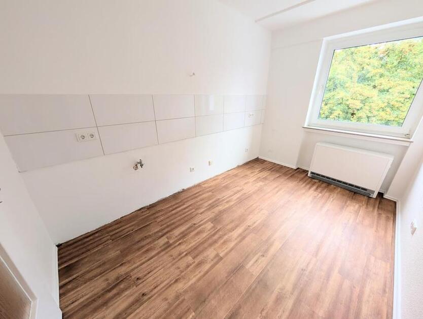 **Was will man mehr? +Balkon +frisch gestrichen +Laminat +modernes Badezimmer** zimmer