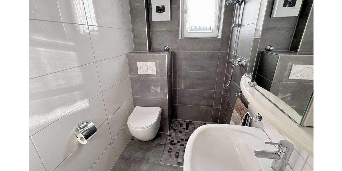 GEPFLEGTE DOPPELHAUSHÄLFTE MIT GARAGEN AUF GROßEM GRUNDSTÜCK IN DER MENGEDER HEIDE 6 zimmer