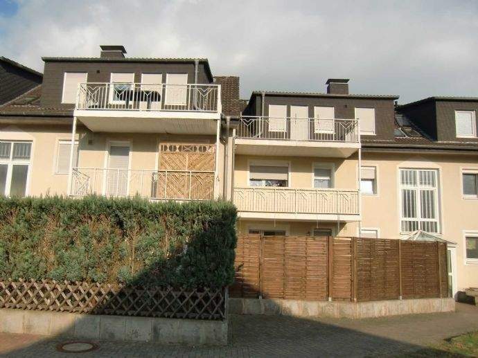 Wohnung mit Balkon sucht Mieter! Gut geschnittene 3,5-Raum-Wohnung im 1.OG • 62m² Wfl. im gepflegten 6-Familien-Haus 3 zimmer