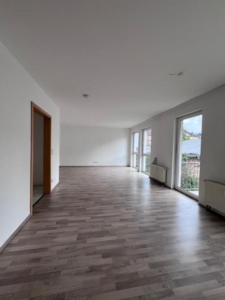 Große 3 Zimmer Wohnung mit Balkon zimmer