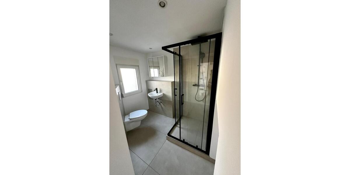 Kernsanierte Erdgeschosswohnung mit Einbauküche und Terrasse 2 zimmer