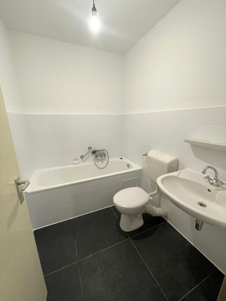 **Helle & frisch renovierte 2,5-Zimmer-Wohnung – mit Balkon & Aufzug** zimmer