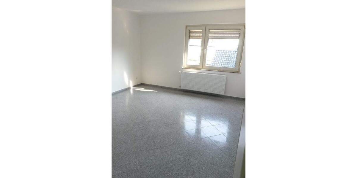 Wohnung mit Balkon sucht Mieter! Gut geschnittene 3,5-Raum-Wohnung im 1.OG • 62m² Wfl. im gepflegten 6-Familien-Haus 3 zimmer