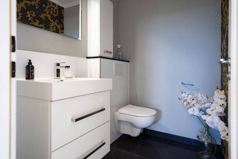 Randgebiet Düsseldorf: Wunderschöne 2,5 Zimmer-Penthousewohnung mit umlaufender Dachterrasse! 2 zimmer