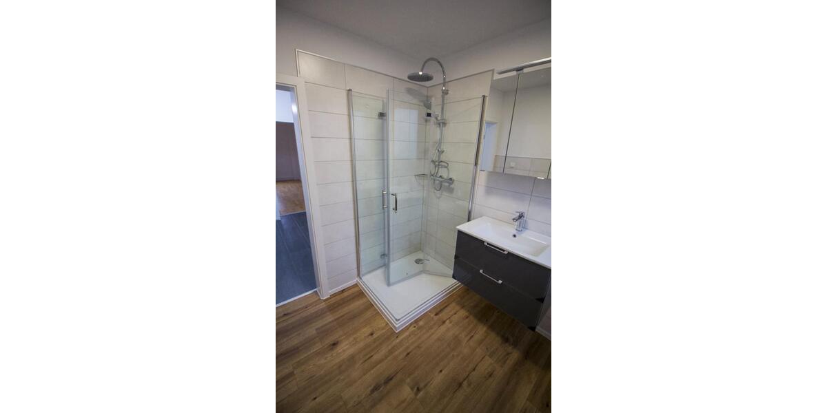 Renovierte 2 Zimmer Erdgeschoss-Wohnung + KDB 62 qm + Kellerraum 2 zimmer