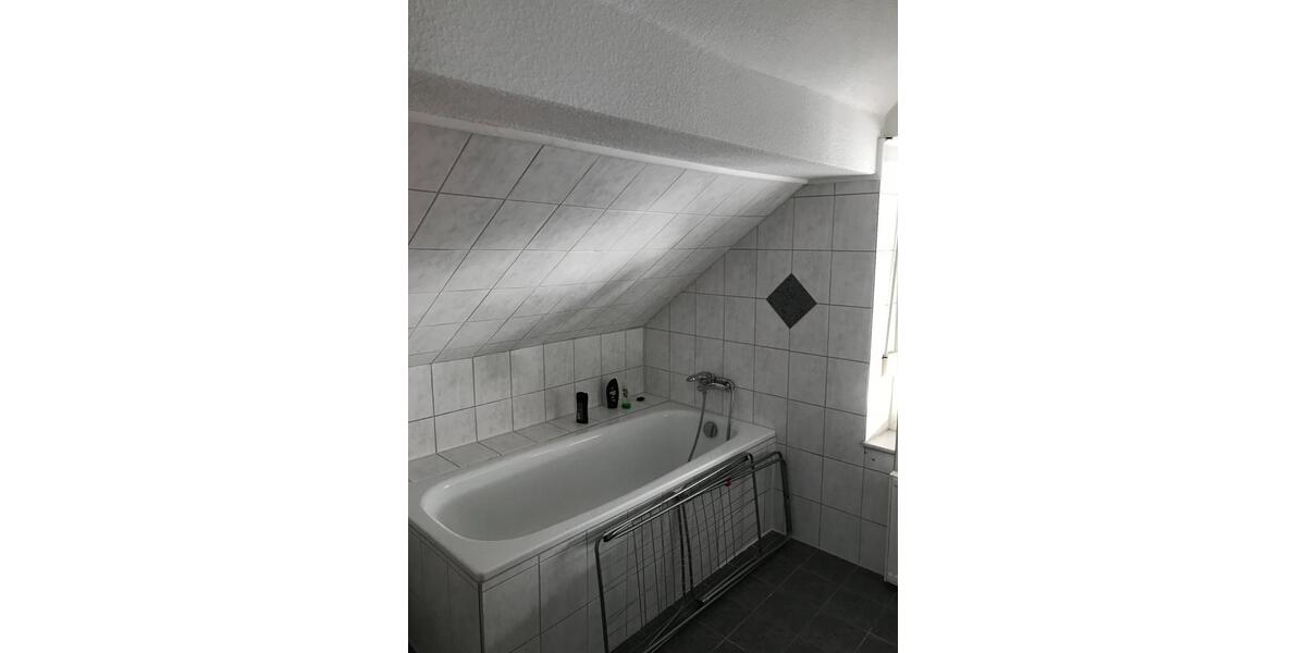 Schickes DG-Appartement mit TOP-Einbauküche und Badewanne 1 zimmer