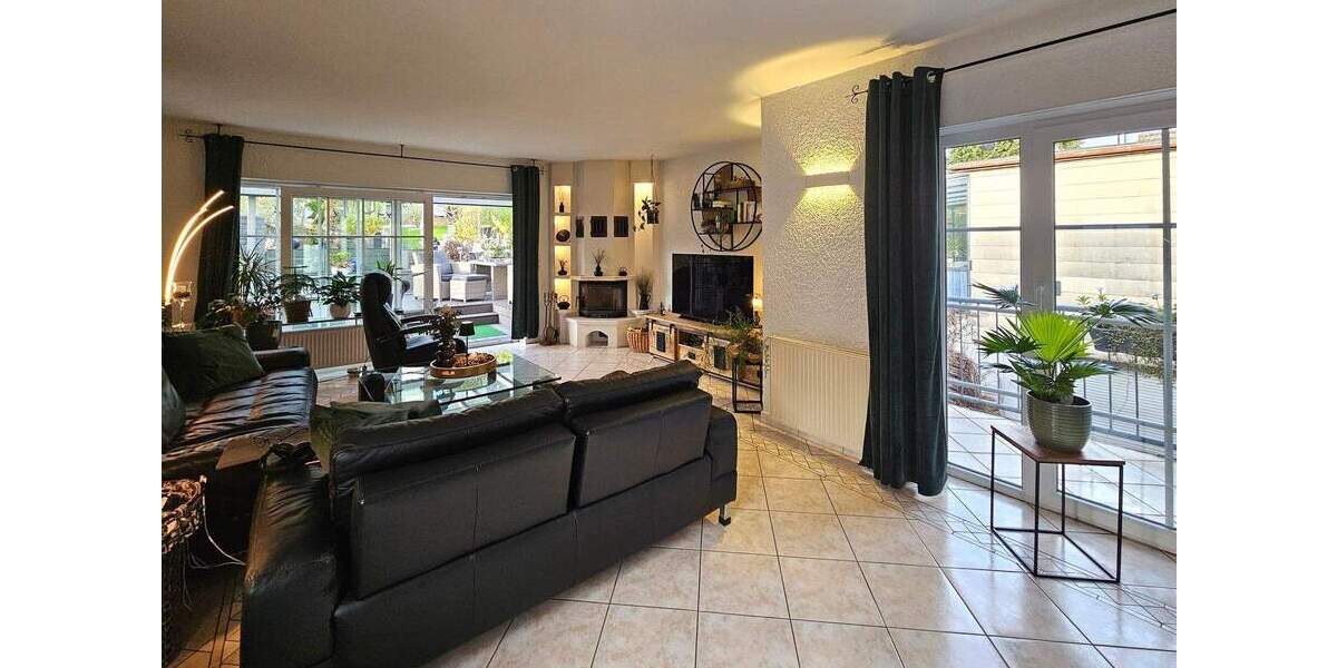 Modernisiertes 2-Familienhaus mit 3 Garagen und attr. Garten in guter und ruhiger Lage in Wetter 9 zimmer