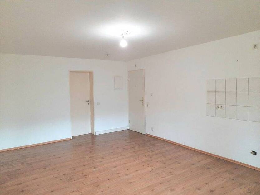 RE-Stuckenbusch! Ideal für Berufspendler: Renoviertes Appartement für berufstätige Einzelperson.