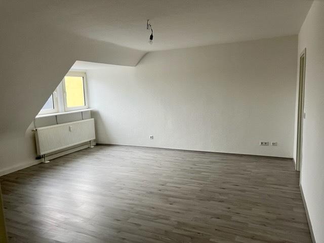 Helle 3 12 Zimmer DG Wohnung, mit Einbauküche, WG geeignet 3 zimmer