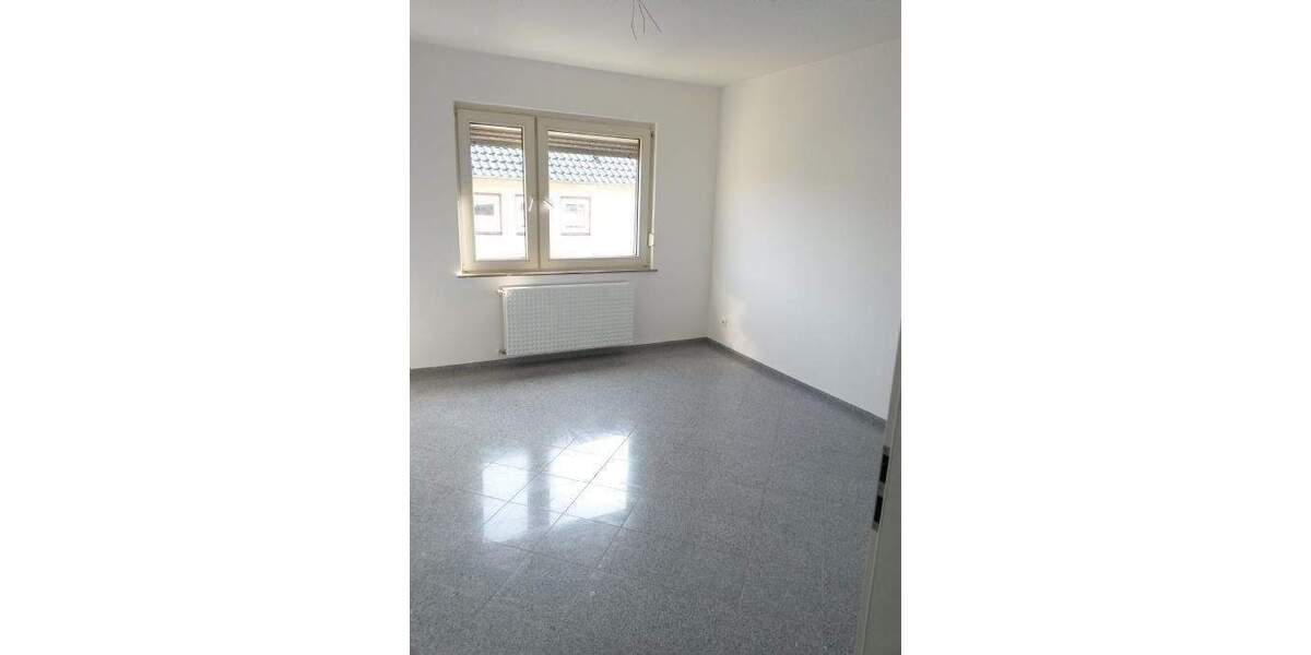 Wohnung mit Balkon sucht Mieter! Gut geschnittene 3,5-Raum-Wohnung im 1.OG • 62m² Wfl. im gepflegten 6-Familien-Haus 3 zimmer