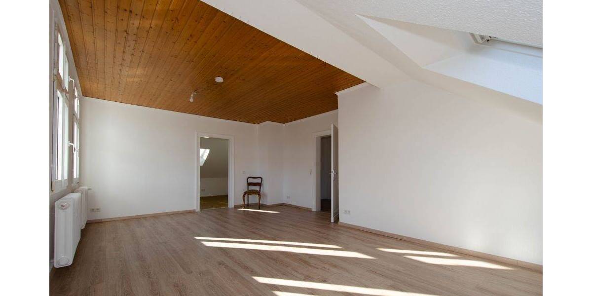 Elegante Dachgeschosswohnung im sanierten Altbau - ruhig und zentral in Wuppertal-Uellendahl-Ost 3 zimmer