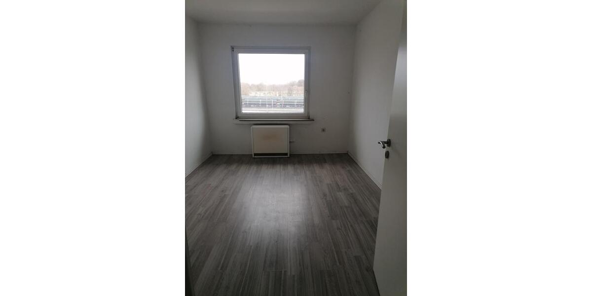 3-Zimmer, frisch, renoviert, neuer Fußboden, freier Blick, hell. Auf der Hammerstraße 22 3 zimmer