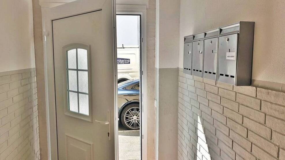 Modernisiertes Wohn- und Geschäftshaus, 488 qm vermietbare Fläche, 3 Garagen