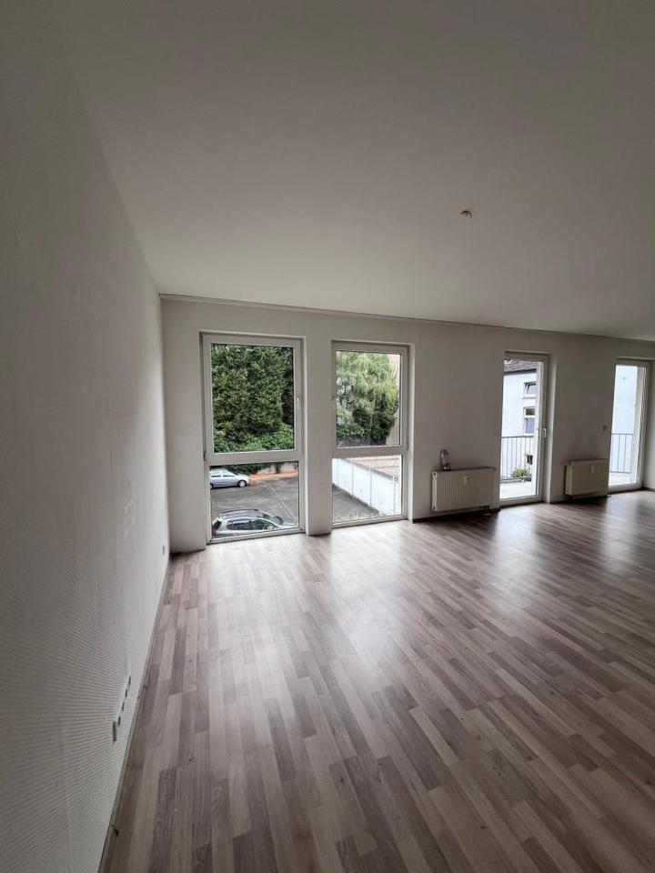 Große 3 Zimmer Wohnung mit Balkon zimmer