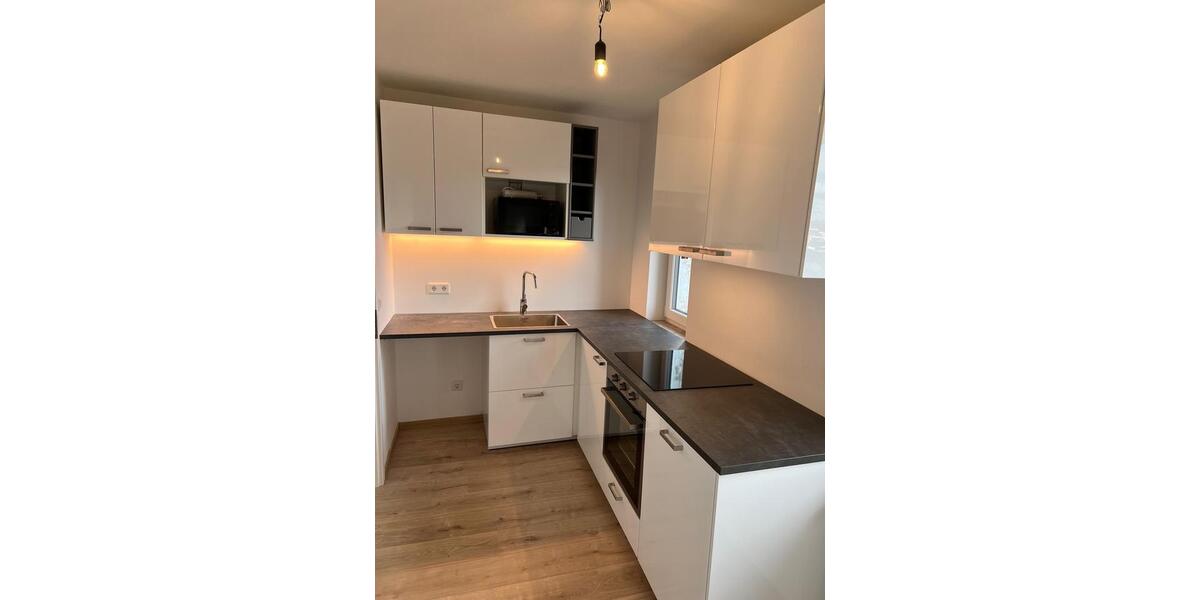 Komplett sanierte DG-Wohnung im Altbau (mit moderner Einbauküche) 3 zimmer