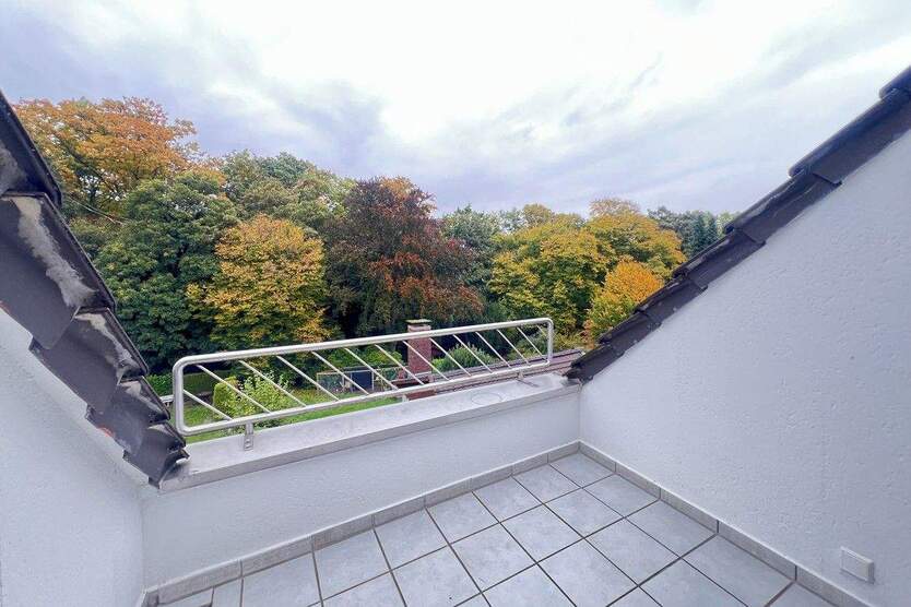 Dach-Schlösschen in Heisingen! Moderne 3½-R.-DG-Wohnung mit Balkon in ruhiger Seitenstraße 3 zimmer