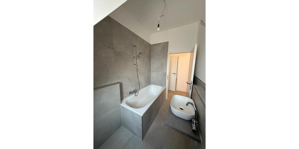 Moderne 3- Zimmerwohnung DG Wohnung mit klimatisierten Spitzboden 3 zimmer