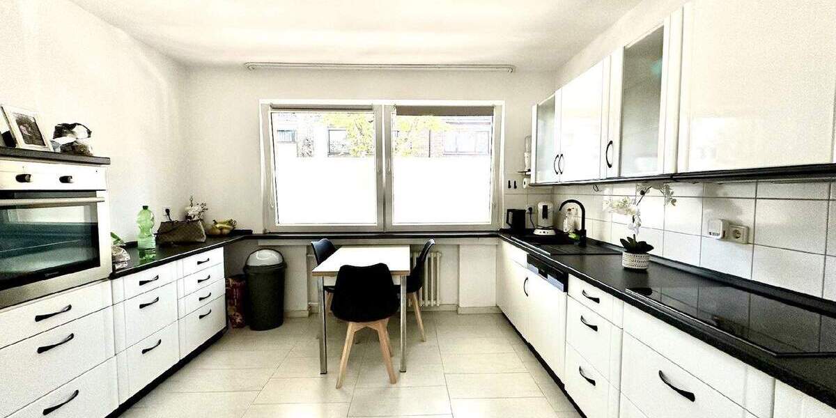 DU: GEPFLEGTES MFH MIT GARAGENHOF ZU KAUFEN zimmer