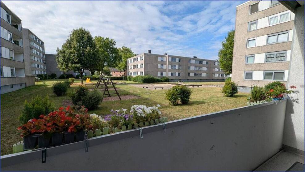 Schöne VierraumWohnung mit Balkon und Pkw-Stellplatz in beliebter Lage