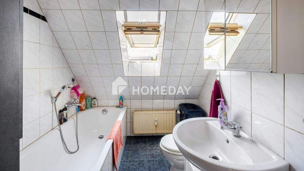 Charmante Dachgeschosswohnung mit 4 Zimmern, Innenhof und Stellplatz 4 zimmer