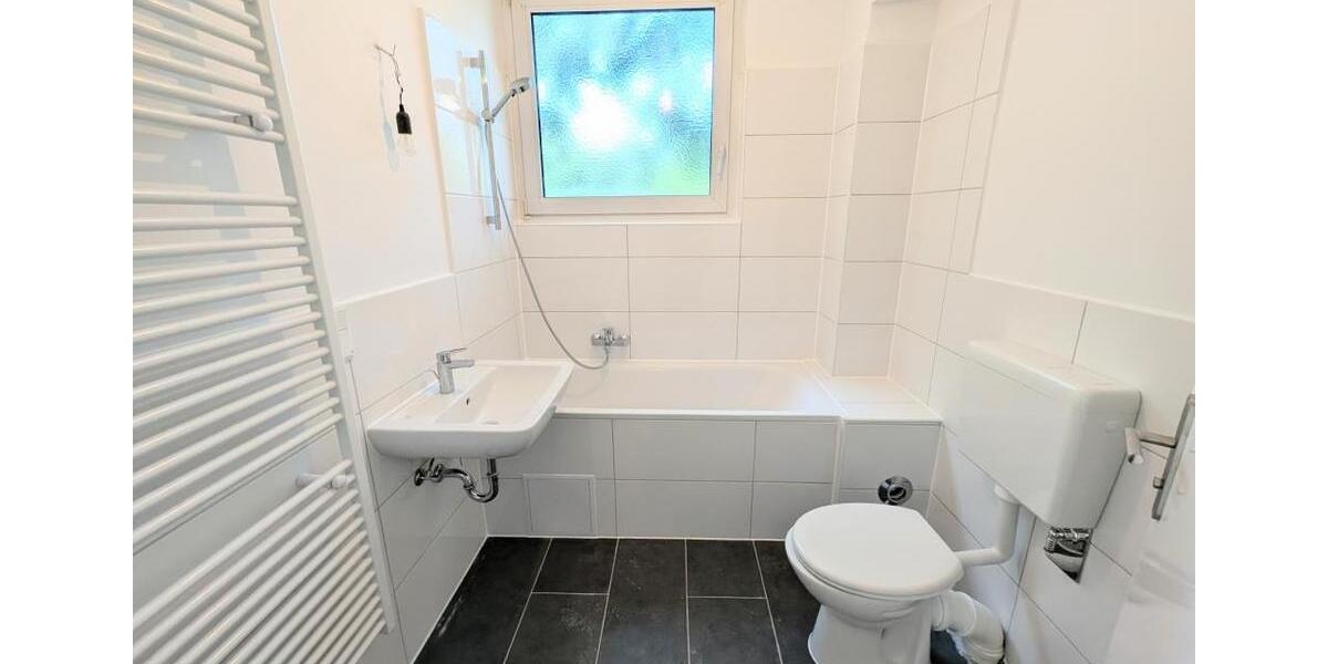 **Frisch renoviert: +Balkon +neuer Laminat +weiße Wände +neues Tageslichtbad +großzügig** 3 zimmer