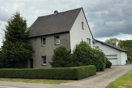 Einfamilienhaus in bester Lage, große Garage mit Eigentumsgrundst zimmer