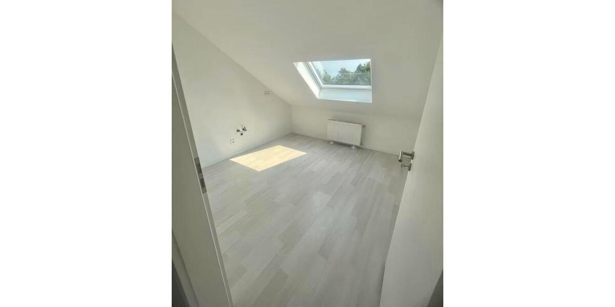 Dachgeschoßwohnung Gelsenkirchen Gelsenkirchen-West - 4 Zimmer, 80 m&sup2;, 640&euro; | Angebot:26336406