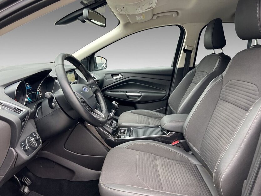 Kuga Titanium Navi Kamera AHK SHZ Motor !