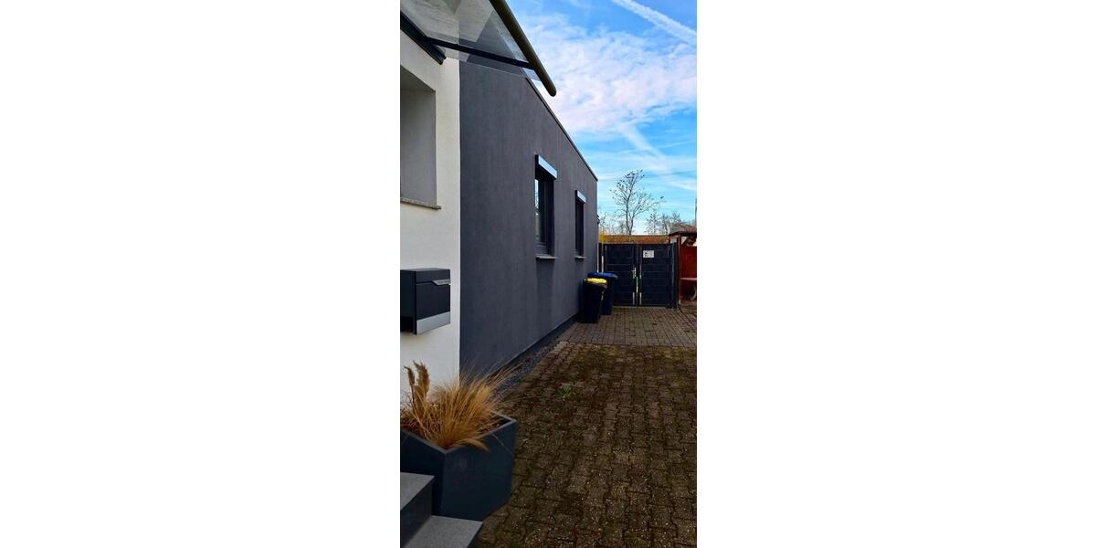 Doppelhaushälfte mit Wintergarten, Garten, Terrasse und Parkplatz 3.5 zimmer