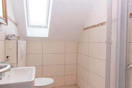 Ruhige Lage, viel Platz, ausgebauter Dachboden und Stellplätze 6 zimmer