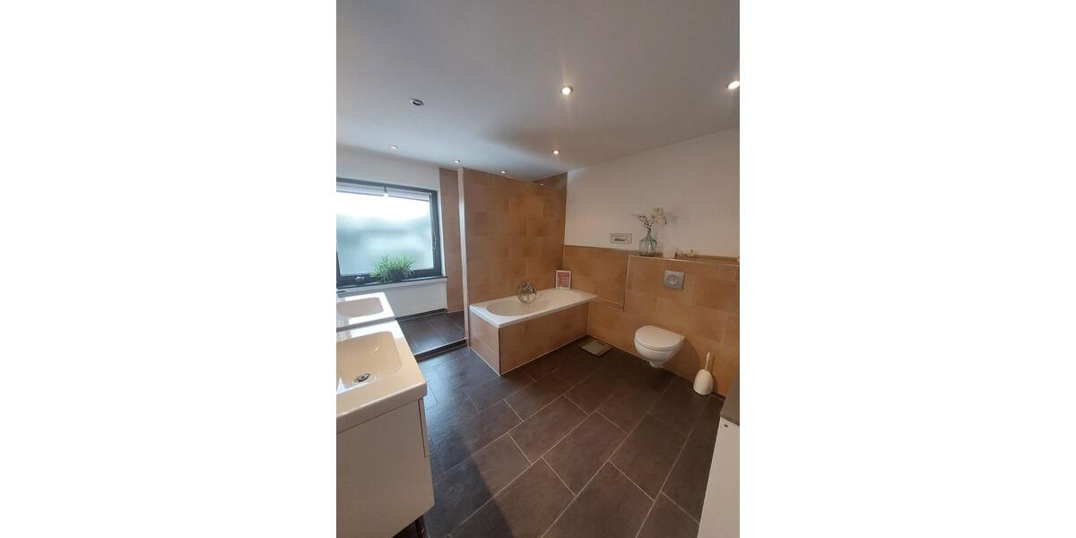 Reihenhaus Hünxe - 6.5 Zimmer, 250 m&sup2;, 2.450&euro; | Angebot:25129233