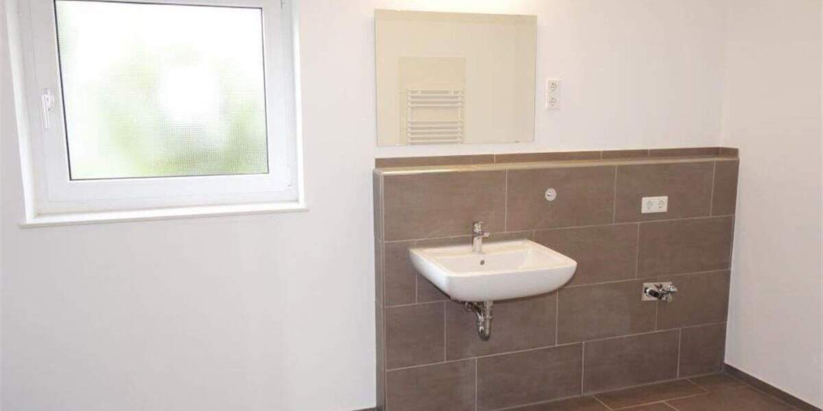 2 Zimmer Erdgeschosswohnung mit großzügigem Wohnambiente, EBK und Terrasse - Duschbad barrierefrei 2 zimmer