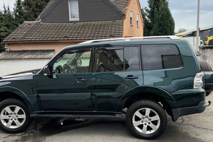 Mitsubishi Pajero 303.110 km 15.900 &euro; Mülheim an der Ruhr 45472