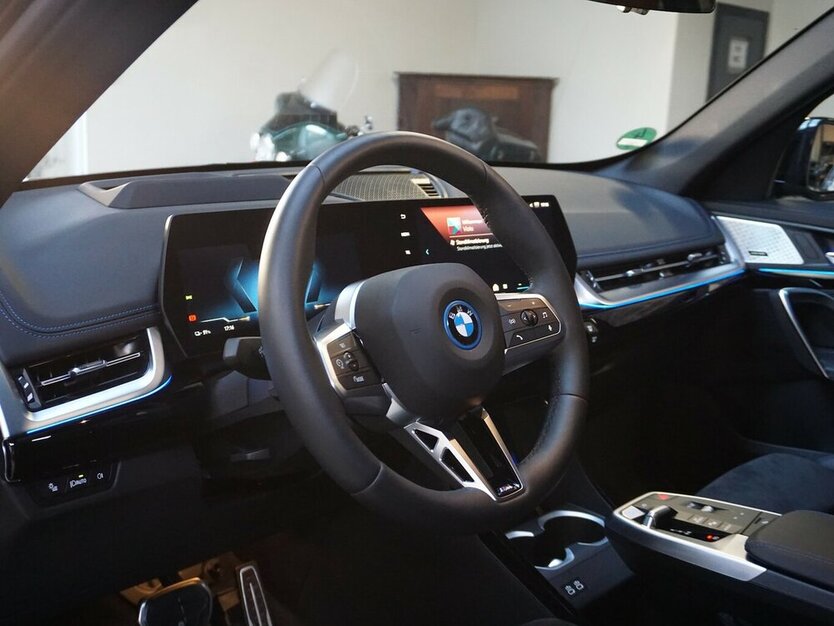 iX1 xDrive30e M Sport Pano HuD 360° H&K 19`