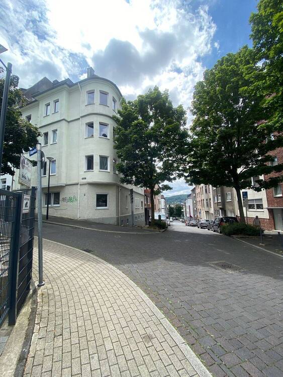 *NEU* RENOVIERTE 4 Zimmer Wohnung im 3.OG mit Balkon in Adolfstraße