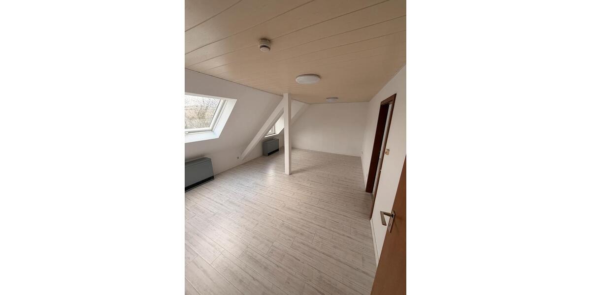 Helle Dachgeschoss Wohnung 3 zimmer