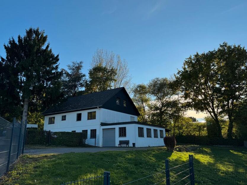 EFW mit Halle und großen Garten zimmer